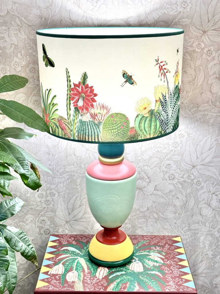 Lampada artigianale con paralume cactus e insetti